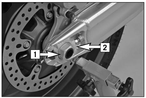 KTM 990 SUPERMOTO T - Dismounting and mounting the rear wheel - 1