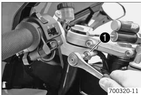 KTM 1190 RC8 JP - Régler la position supérieure des bracelets de guidon : - 3