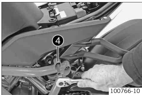 KTM 1190 RC8 R AUS - Setting a higher seat position: - 3