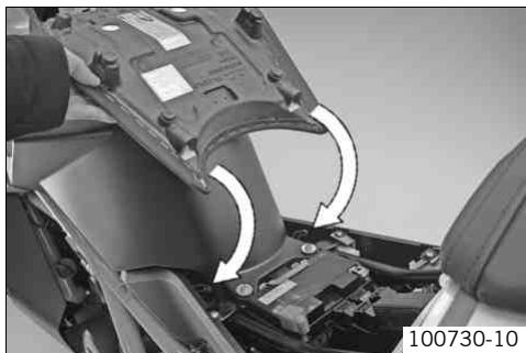 KTM 1190 RC8 R AUS - Fitting the seat - 1