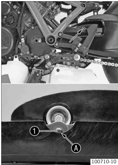 KTM 1190 RC8 R AUS - Checking chain sliding guard - 1