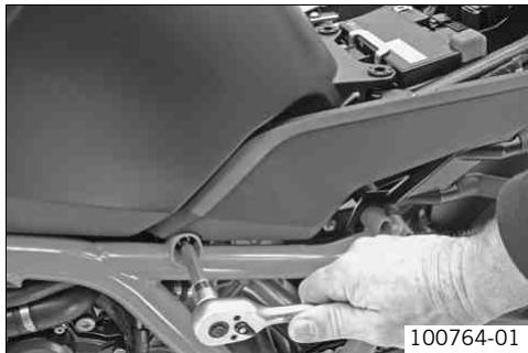 KTM 1190 RC8 R AUS - Setting a higher seat position: - 1