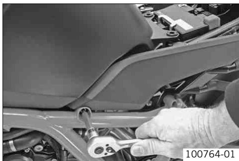 KTM 1190 RC8 R AUS - Setting a higher seat position: - 6