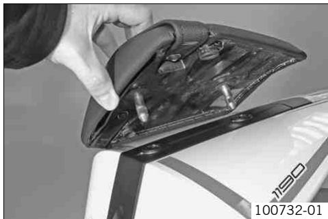 KTM 1190 RC8 R EU - Mounting the passenger seat - 1