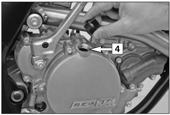 KTM 250 EXC-F SIX DAYS - Changing the oil filters * - 3