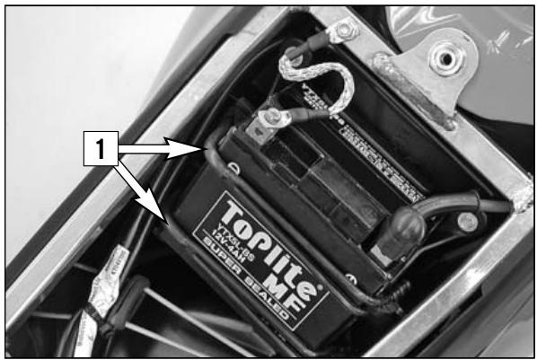 KTM 250 EXC-F SIX DAYS - Replacing the battery of the digital speedometer - 1