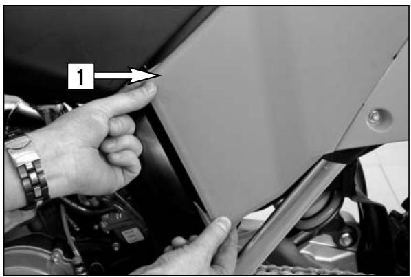KTM 250 EXC-F SIX DAYS - Cleaning the spark arrester (XC-F/XCF-W USA) * - 2