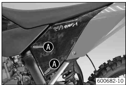 KTM 250 XC-F USA - Dismounting the air filter box lid - 1