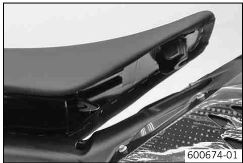 KTM 250 XC-F USA - Mounting the seat - 1