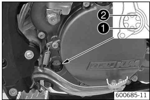 KTM 250 XC-F USA - Checking the engine oil level - 1