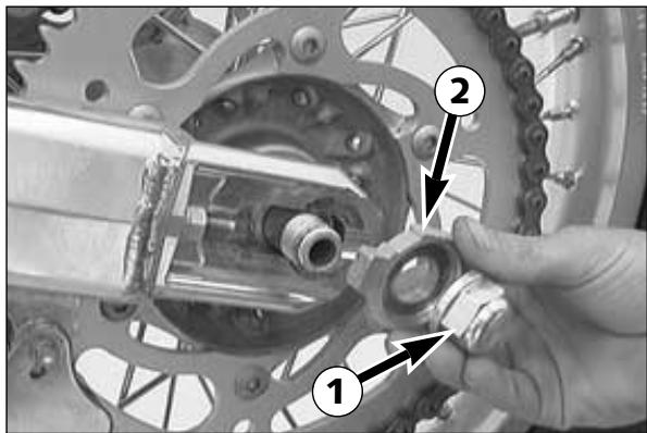 KTM 400 MXC - Dismounting and mounting the front wheel - 3