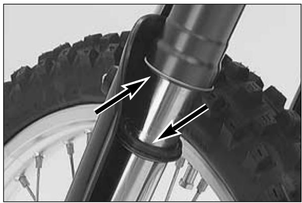 KTM 400 MXC - Cleaning the dust sleeves of the telescopic fork - 1