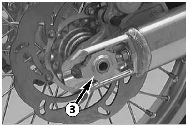 KTM 400 MXC - Dismounting and mounting the front wheel - 4