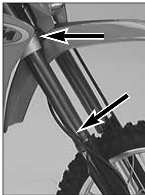 KTM 400 MXC - Dismounting and mounting the front wheel - 1