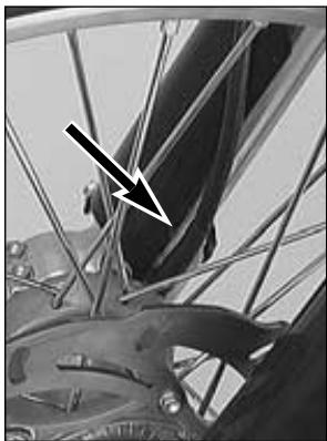KTM 400 MXC - Dismounting and mounting the front wheel - 2