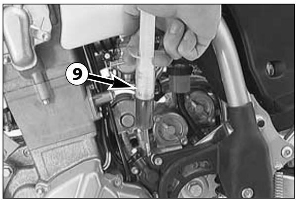 KTM 400 MXC - Cleaning the spark arrester (MXC/EXC USA) * - 4
