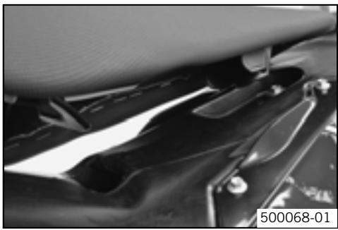 KTM 450 EXC-R UK - Mounting the seat - 1