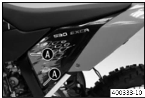 KTM 450 EXC-R USA - Dismounting the air filter box lid - 1