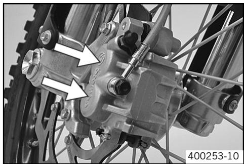 KTM 450 XC-F - Removing front wheel - 1