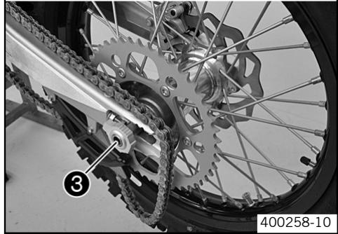 KTM 450 XC-F - Removing rear wheel - 2