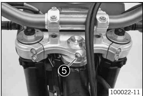 KTM 450 XC-W USA - Installing the lower triple clamp (EXC EU, EXC AUS, XC-W ZA) - 3