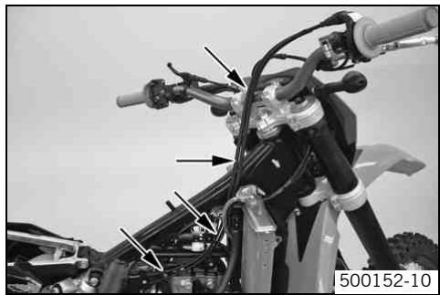 KTM 450 XC-W USA - Checking gas Bowden cable route - 1