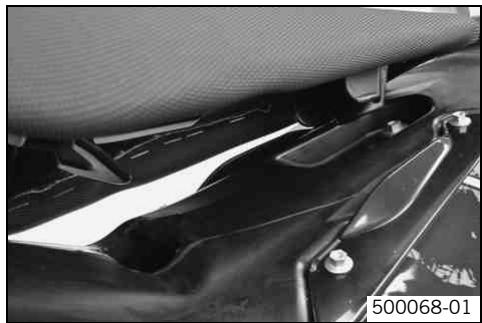 KTM 450 XC-W USA - Mounting the seat - 1