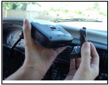 MAGELLAN ROADMATE 6000T - Installer le support de fixation pour pare-brise - 1