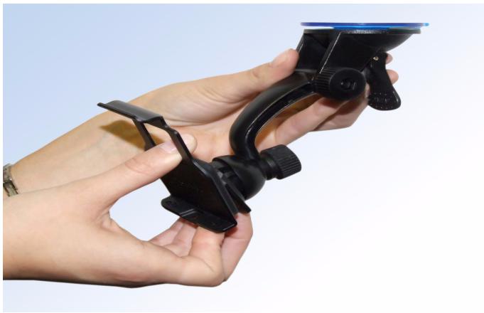 MAGELLAN MAESTRO 4245 - Attach the Cradle to the Swivel Mount - 1