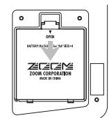 ZOOM MRS-8 - Inserting the batteries - 1