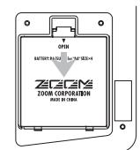 ZOOM MRS8 - Inserting the batteries - 1