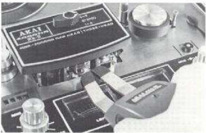 AKAI 4000DS MK-II - PINCH WHEEL & CAPSTAN CLEANING - 2
