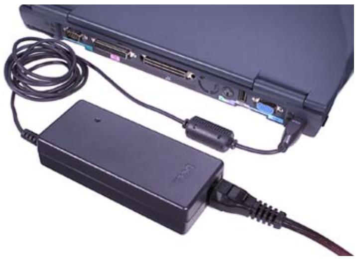 DELL LATITUDE C510 - A vǎltakozó áramú átalakító csatlakoztátása - 1