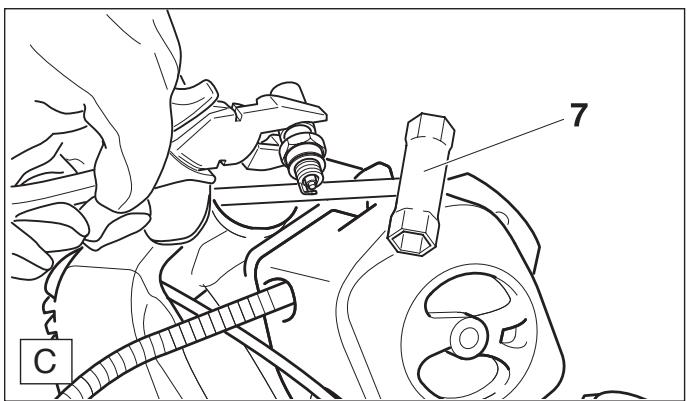 DOLMAR MS-330 C - Inspecting the spark plug - 4