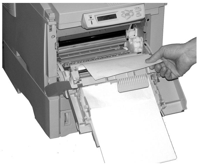 OKI C5300NCCS - Lorsque la feuille ne peut être retirée facilement depuis le capot avant. - 2