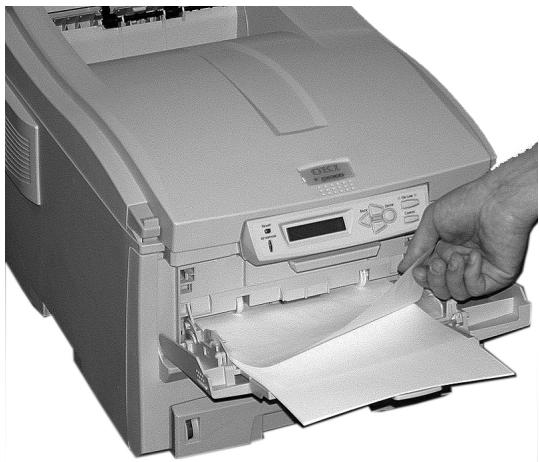 OKI C5300NCCS - Lorsqu'une feuille vient tout juste d'entrer dans l'imprimante. - 1