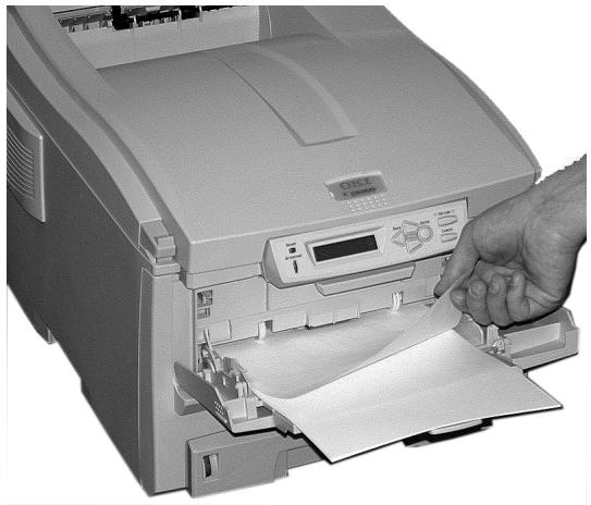 OKI C5400DN - Lorsqu'une feuille vient tout juste d'entrer dans l'imprimante - 1