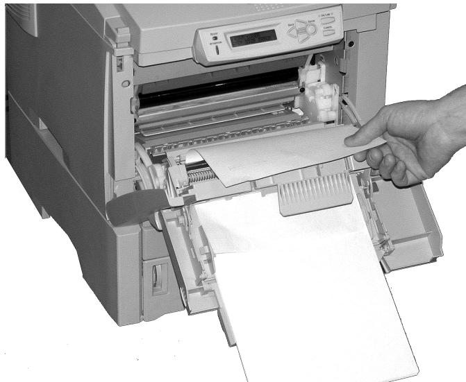 OKI C5400DN - Lorsque la feuille ne peut être retirée facilement depuis le capot avant - 2