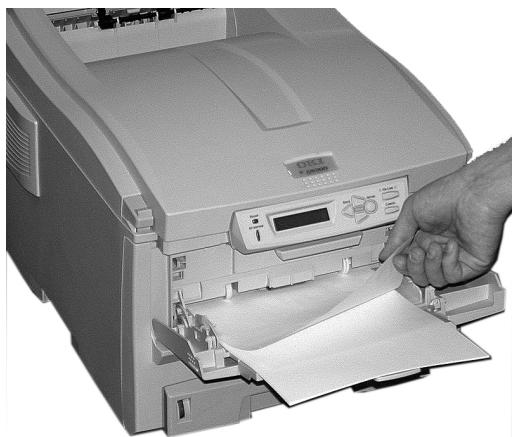 OKI C6000N - Lorsqu'une feuille vient tout juste d'entrer dans l'imprimante - 1