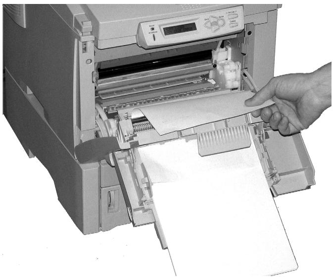 OKI C6000N - Lorsque la feuille ne peut être retirée facilement depuis le capot avant - 2