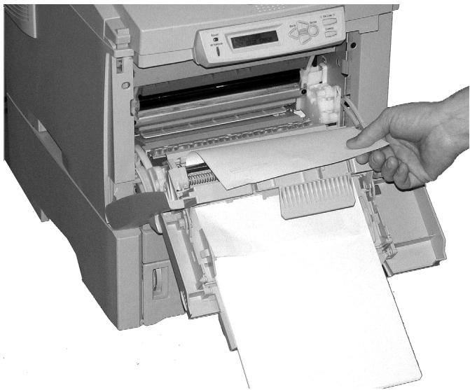 OKI C6050DN - Lorsque la feuille ne peut être retirée facilement depuis le capot avant - 2