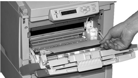OKI C6050DN - Lorsque la feuille ne peut être retirée facilement depuis le capot avant - 5