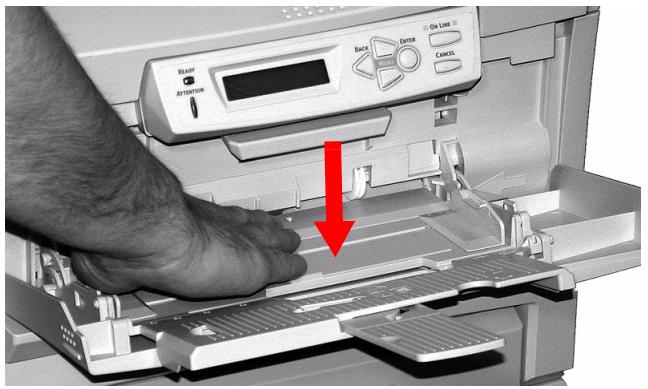 OKI C6050DN - Ouvrez le bac multifonction. - 4
