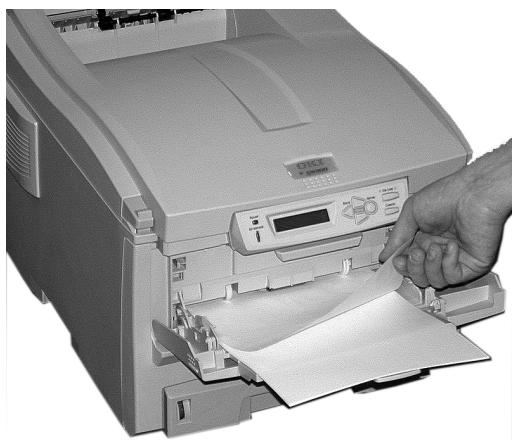 OKI C6050DN - Lorsqu'une feuille vient tout juste d'entrer dans l'imprimante - 1