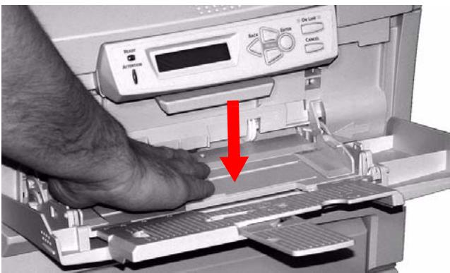 OKI C6100HDN - Appuyez sur le plateau. - 1