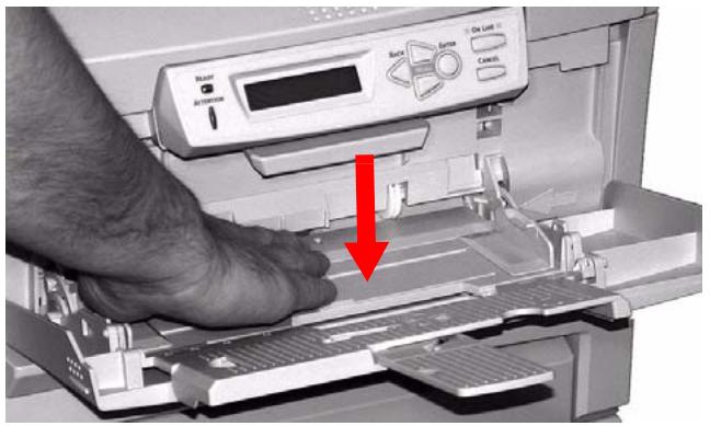 OKI C6150DTN - Ouvrez le bac multifonction. - 4