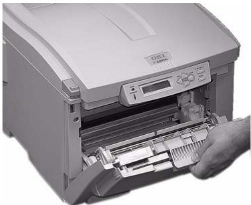 OKI C6150HDN - Lorsque la feuille ne peut être retirée facilement depuis le capot avant - 4