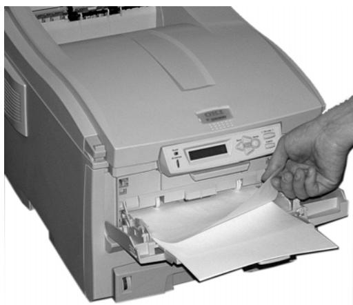 OKI C6150HDN - Lorsqu'une feuille vient tout juste d'entrer dans l'imprimante - 1