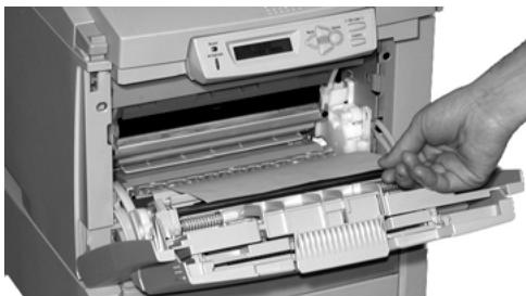 OKI C6150N - Lorsque la feuille ne peut être retirée facilement depuis le capot avant - 5