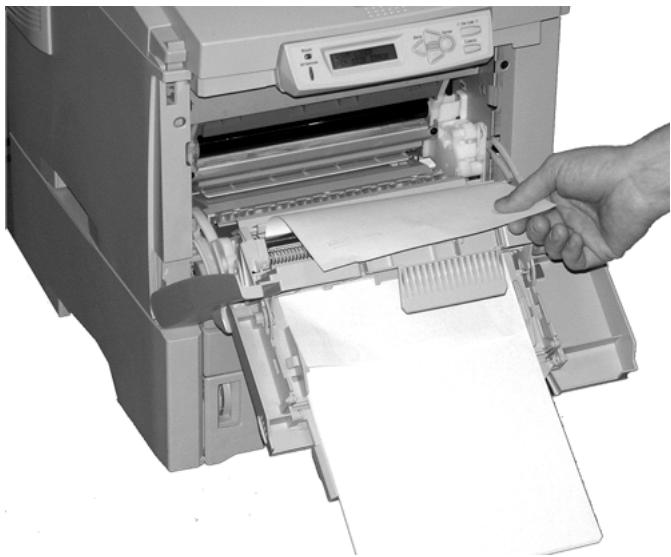 OKI C6150N - Lorsque la feuille ne peut être retirée facilement depuis le capot avant - 2